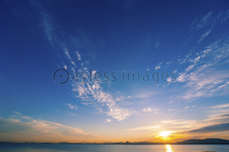 夜明けの琵琶湖と朝日 ストックフォトの定額制ペイレスイメージズ