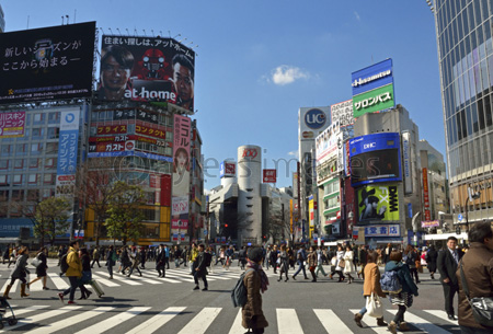 渋谷駅西口バスターミナル 商用利用可能な写真素材 イラスト素材ならストックフォトの定額制ペイレスイメージズ