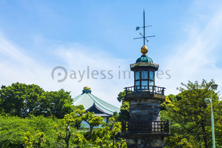 北の丸公園の風見鶏高燈籠と武道館 商用利用可能な写真素材 イラスト素材ならストックフォトの定額制ペイレスイメージズ