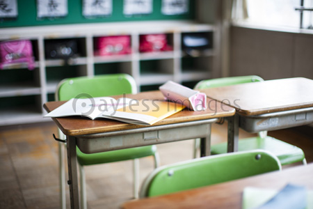 教室の机に置かれたノート ストックフォトの定額制ペイレスイメージズ