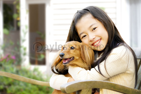 犬を抱っこする女の子 ストックフォトの定額制ペイレスイメージズ