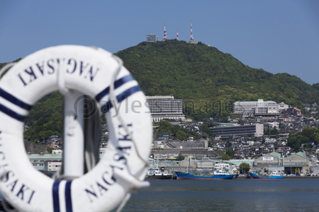 長崎港の救命浮輪と稲佐山 ストックフォトの定額制ペイレスイメージズ