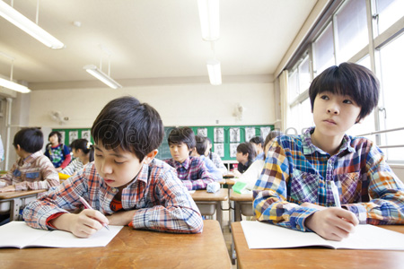 小学生の授業風景 商用利用可能な写真素材 イラスト素材ならストックフォトの定額制ペイレスイメージズ