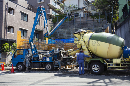 コンクリートポンプ車とミキサー車 商用利用可能な写真素材 イラスト素材ならストックフォトの定額制ペイレスイメージズ