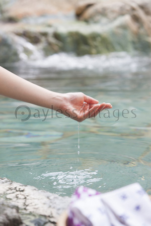 湯を手ですくう女性 ストックフォトの定額制ペイレスイメージズ