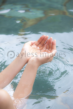 湯を手ですくう女性 ストックフォトの定額制ペイレスイメージズ