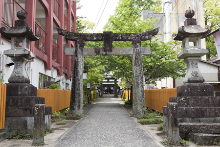 豊玉姫神社参道の石鳥居と灯篭 商用利用可能な写真素材 イラスト素材ならストックフォトの定額制ペイレスイメージズ