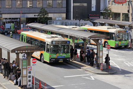 錦糸町駅前のバス乗り場 ストックフォトの定額制ペイレスイメージズ