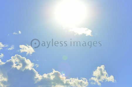 夏の太陽と雲 ストックフォトの定額制ペイレスイメージズ