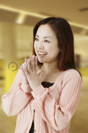 手を合わせるの写真 イラスト素材 写真素材 ストックフォトの定額制ペイレスイメージズ