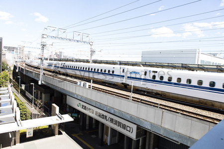 Jr武蔵小杉駅を通過する新幹線 商用利用可能な写真素材 イラスト素材ならストックフォトの定額制ペイレスイメージズ