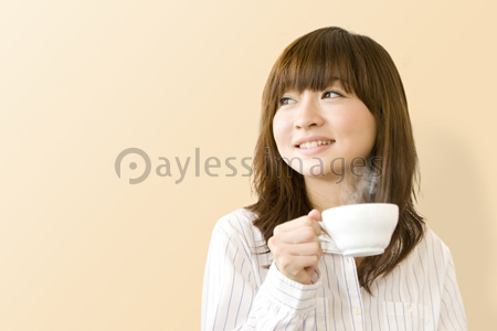 紅茶を飲む女性 商用利用可能な写真素材 イラスト素材ならストックフォトの定額制ペイレスイメージズ