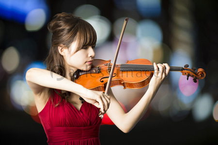 バイオリンを弾く女性 - 商用利用可能な写真素材・イラスト素材なら
