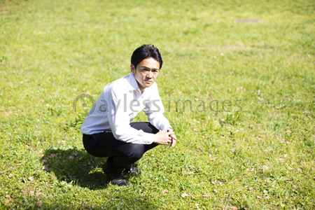 しゃがみ込むの写真 イラスト素材 写真素材 ストックフォトの定額制ペイレスイメージズ