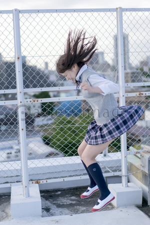 学校の屋上でジャンプをする女子高生 商用利用可能な写真素材 イラスト素材ならストックフォトの定額制ペイレスイメージズ