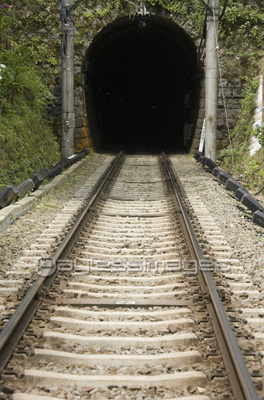 線路とトンネル 商用利用可能な写真素材 イラスト素材ならストックフォトの定額制ペイレスイメージズ