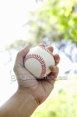 野球ボールを持つ子供の手 ストックフォトの定額制ペイレスイメージズ