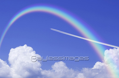 雲 飛行機雲と入道雲と虹の写真 イラスト素材 写真素材 ストックフォトの定額制ペイレスイメージズ