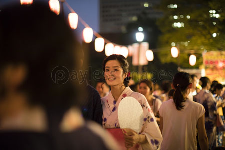 夏祭りを楽しむ浴衣姿の女性 ストックフォトの定額制ペイレスイメージズ