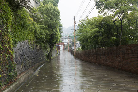 雨のオランダ坂通り ストックフォトの定額制ペイレスイメージズ