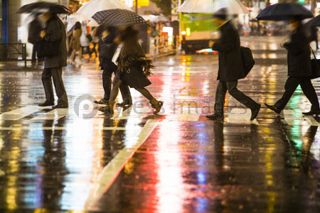 濡れた地面に反射した街のネオン 商用利用可能な写真素材 イラスト素材ならストックフォトの定額制ペイレスイメージズ