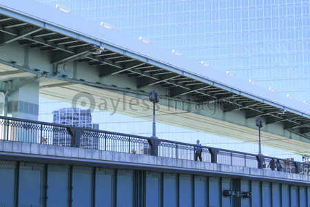 ガラス壁のビルと天満橋 商用利用可能な写真素材 イラスト素材ならストックフォトの定額制ペイレスイメージズ