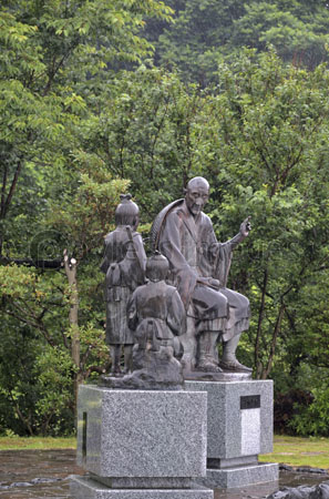 出雲崎町 良寛と夕日の丘公園 語らいの像 ストックフォトの定額制ペイレスイメージズ