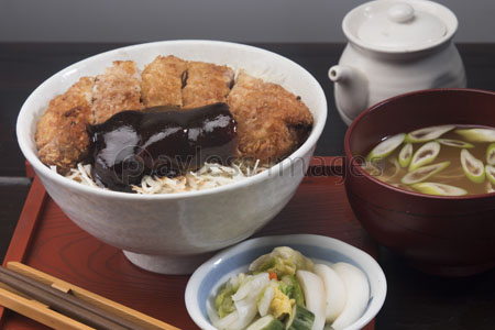 味噌カツ丼 愛知県郷土料理 商用利用可能な写真素材 イラスト素材ならストックフォトの定額制ペイレスイメージズ