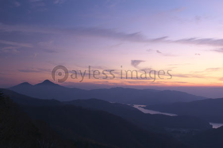 夕暮れの桧原湖と磐梯山の写真 イラスト素材 Gf0200854317