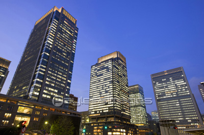 丸ノ内のビル群と東京駅 商用利用可能な写真素材 イラスト素材ならストックフォトの定額制ペイレスイメージズ