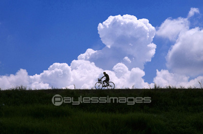 夏空と自転車の写真 イラスト素材 写真素材 ストックフォトの定額制ペイレスイメージズ