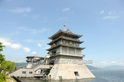 滋賀県立琵琶湖文化館と琵琶湖 ストックフォトの定額制ペイレスイメージズ