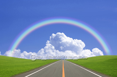 入道雲と虹と一本道 ストックフォトの定額制ペイレスイメージズ