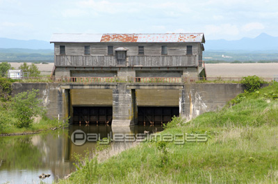 岩保木水門 旧水門 と鳥通橋 雌阿寒岳 ストックフォトの定額制ペイレスイメージズ