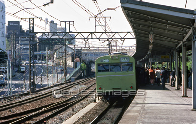 山手線103系電車原宿駅にて 商用利用可能な写真素材 イラスト素材ならストックフォトの定額制ペイレスイメージズ