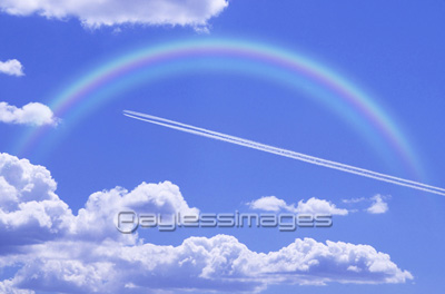青空と飛行機雲 商用利用可能な写真素材 イラスト素材ならストックフォトの定額制ペイレスイメージズ
