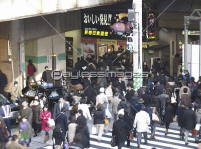 Jr大阪駅前の朝の通勤ラッシュ ストックフォトの定額制ペイレスイメージズ