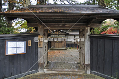 晩秋の角館 角館武家屋敷黒板塀と郵便ポスト ストックフォトの定額制ペイレスイメージズ