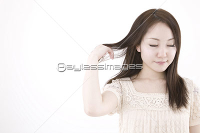 髪をかきあげる女性 商用利用可能な写真素材 イラスト素材ならストックフォトの定額制ペイレスイメージズ