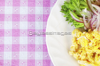 目玉焼きと野菜サラダの朝食の写真 イラスト素材 Gf ペイレスイメージズ