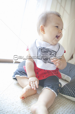 アメリカ人と日本人のハーフの赤ちゃん ストックフォトの定額制ペイレスイメージズ