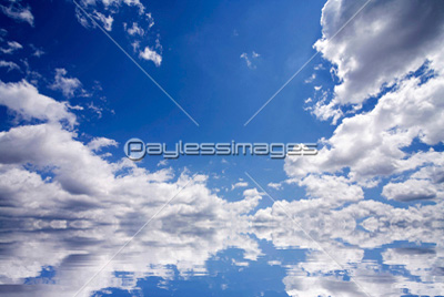 水面に映る白い雲と青い空 ストックフォトの定額制ペイレスイメージズ