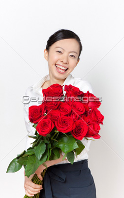 バラの花束を持つ店員さん ストックフォトの定額制ペイレスイメージズ