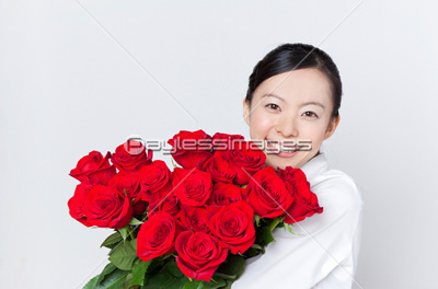 バラの花束を持つ女性 ストックフォトの定額制ペイレスイメージズ