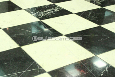 白黒のチェックのpタイルの床 ストックフォトの定額制ペイレスイメージズ