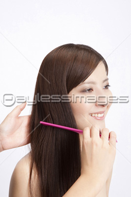 櫛で髪をとく女性 ストックフォトの定額制ペイレスイメージズ