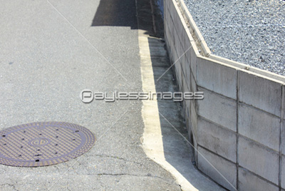 盛り土した駐車場のコンクリートブロックの塀の写真 イラスト素材 Gf ペイレスイメージズ