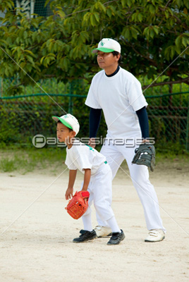 少年野球の守備練習 ストックフォトの定額制ペイレスイメージズ