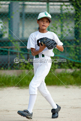 少年野球女子バッター 商用利用可能な写真素材 イラスト素材ならストックフォトの定額制ペイレスイメージズ