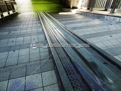 階段中央の自転車用スロープ 商用利用可能な写真素材 イラスト素材ならストックフォトの定額制ペイレスイメージズ